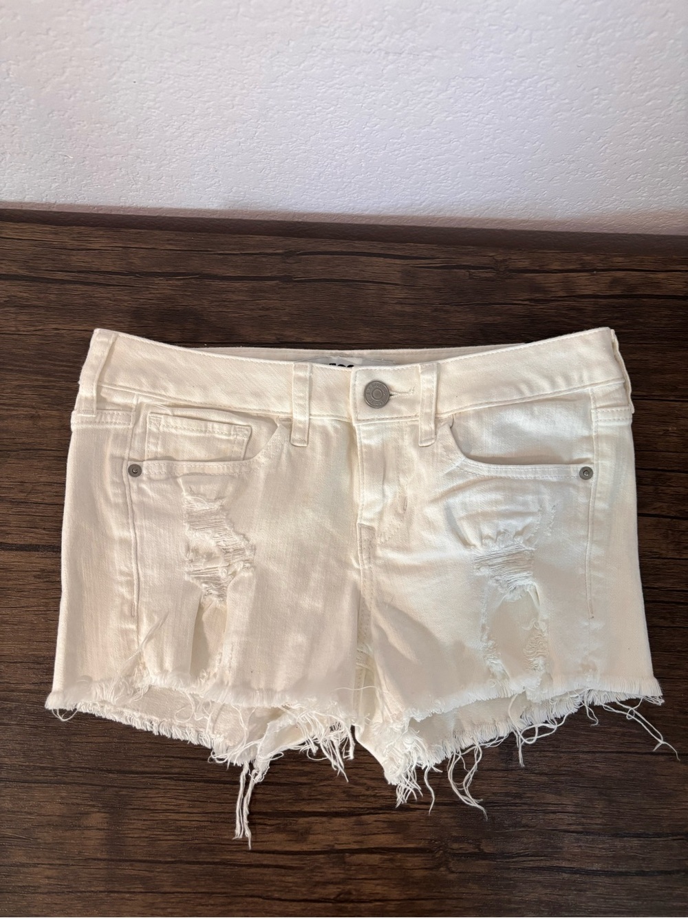 New Express white denim low rise jean shorts size 4